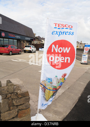 Zeichen vor einen neuen Tesco Express Shop mit Post öffnen jetzt in Benllech Dorf, Anglesey, Wales, UK, Großbritannien Stockfoto