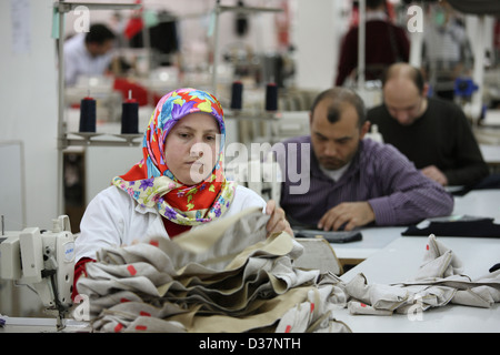 Istanbul, Türkei, Menschen bei Nähmaschinen in einer Textilfabrik Stockfoto