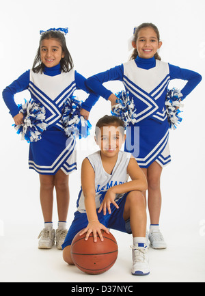 Porträt der Cheerleader (8-9 Jahre) (10-11 Jahre) mit POM und ball Stockfoto