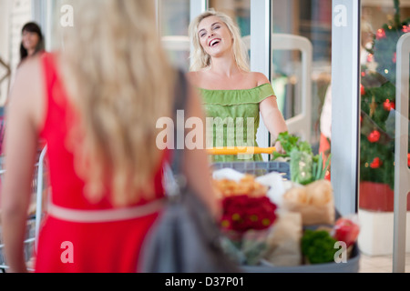 Frau schieben Einkaufswagen Stockfoto