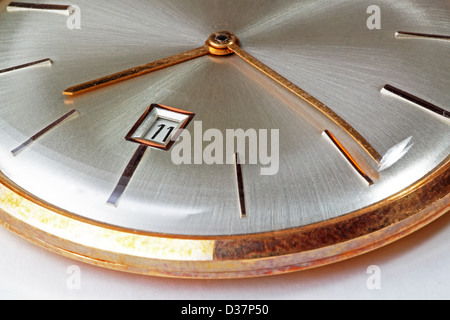 Nahaufnahme von einer alten goldene Taschenuhr mit Display in Mutter der Perle, Vintage Stil Stockfoto