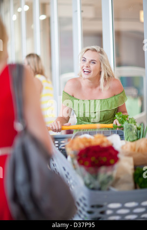 Frauen schieben Einkaufswagen Stockfoto