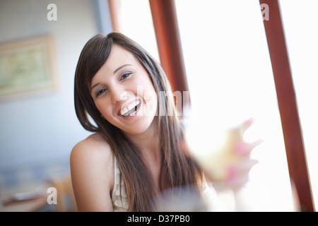 Frau mit Wein im restaurant Stockfoto