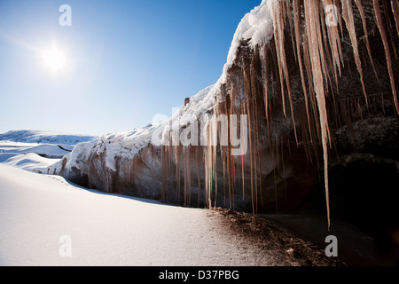 Eiszapfen hängen von Felsformation Stockfoto