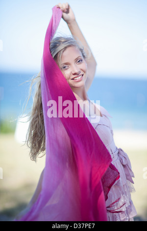 Frau, gehüllt in Schal im freien Stockfoto