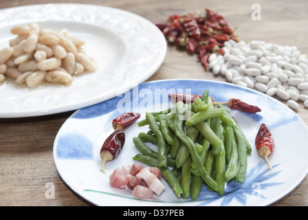 Ernährung und Gesundheit: Gemüse. Grüne Bohnen mit Speck Stockfoto