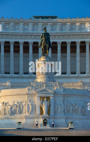 Sonnenaufgang am massiven Vittorio Emanuele Denkmal mit bewachten Grab des unbekannten Soldaten, Lazio Rom Italien Stockfoto