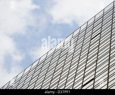 Städtischen Wolkenkratzer unter blauem Himmel Stockfoto