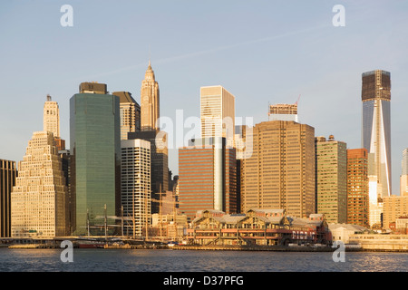 Die Skyline der Stadt am Wasser Stockfoto