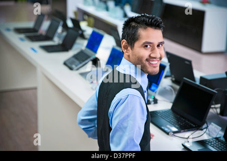 Verkäufer, die lächelnd im store Stockfoto