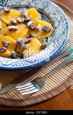 Teller mit Obst und Nüssen auf Tischset Stockfoto