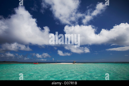 Wolken über Sandbank und tropischen Wasser Stockfoto