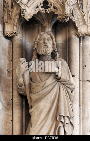 Statue von Saint Andrew der Apostel in Stiftskirche Notre-Dame de Vernon, Eure, Frankreich Stockfoto