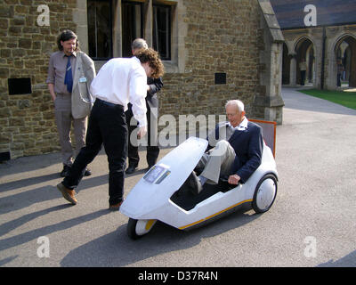 File Picture; Reg Turnill (1915–2013), Flugzeugkorrespondent seit über 65 Jahren, Pilot eines raketenbetriebenen Sinclair C5 Elektrodreirads auf der British Rocketry Oral History Project Conference im Jahr 2007 in der Charterhouse School in Surrey, England. UK. Mr. Turnill starb friedlich in den frühen Morgenstunden heute Morgen, dem 12. Februar 2013, im Pilgerhospiz in Ashford, wo er den letzten Monat gewesen war. Ebenfalls anwesend: Jon London (in weißem Hemd), Duncan Lunan (links). Stockfoto