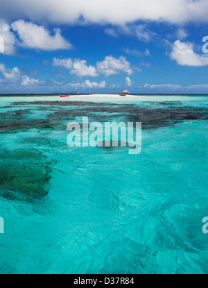 Wolken über Sandbank und tropischen Wasser Stockfoto