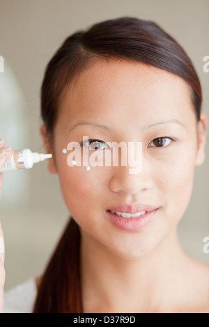 Frau, die Anwendung der Feuchtigkeitscreme in Bad Stockfoto