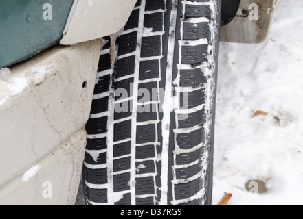 Nahaufnahme von Autoreifen Lauffläche Beschützer voller Schnee im Winter. Stockfoto