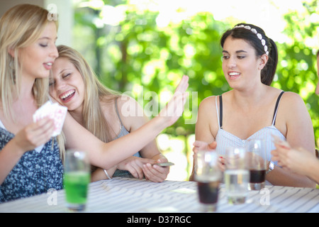 Frauen-Spielkarten am Tisch Stockfoto