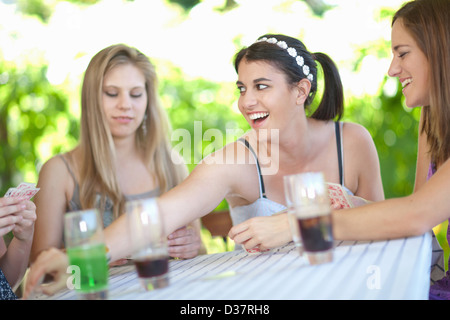 Frauen-Spielkarten am Tisch Stockfoto