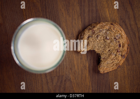 Chocolate Chip Cookie mit Milch Stockfoto