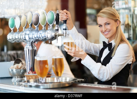 Dänemark, Aarhus, weiblichen Barkeeper Gießen Bier Stockfoto
