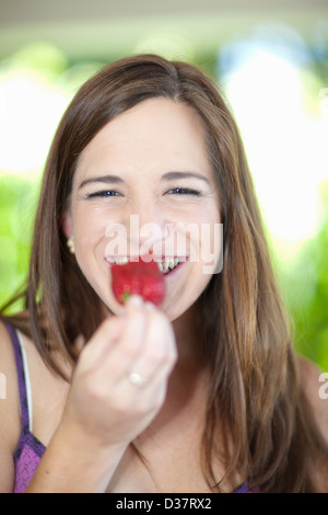 Frau Obst im Freien zu essen Stockfoto