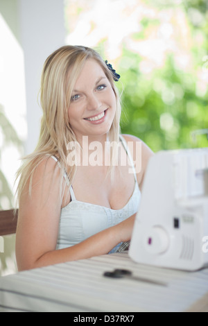 Frau, Arbeit an der Nähmaschine Stockfoto