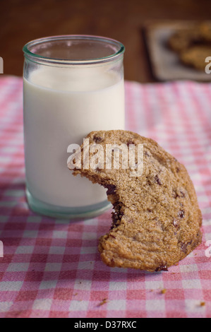 Chocolate Chip Cookie mit Milch Stockfoto