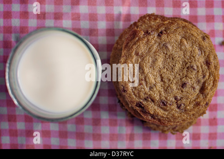 Stapel von chocolate Chip Cookies und Milch Stockfoto