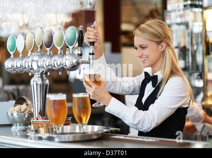 Dänemark, Aarhus, weiblichen Barkeeper Gießen Bier Stockfoto