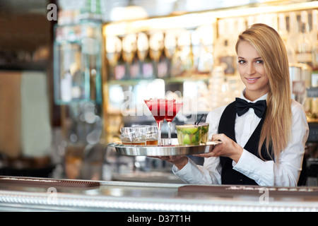 Dänemark, Aarhus, Porträt von weiblichen Barkeeper hält Tablett mit cocktails Stockfoto