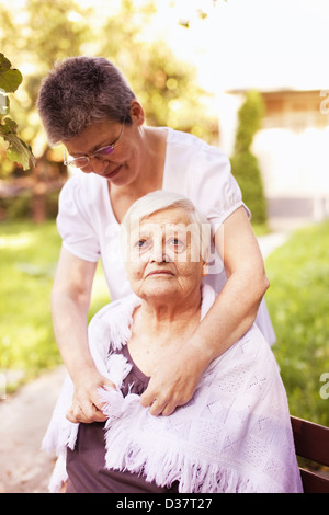Frau binden Schal um Freund Stockfoto