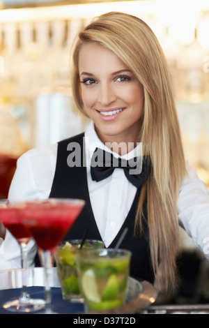 Dänemark, Aarhus, Porträt von weiblichen Barkeeper hält Tablett mit cocktails Stockfoto