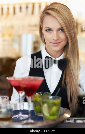Dänemark, Aarhus, Porträt von weiblichen Barkeeper hält Tablett mit cocktails Stockfoto