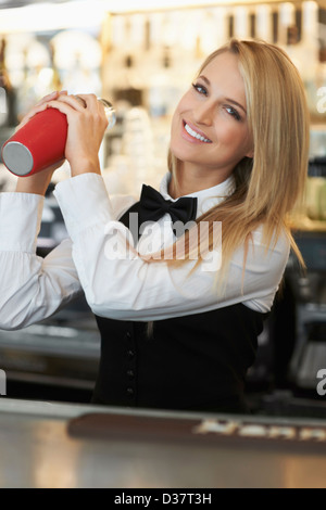Dänemark, Aarhus, junge weibliche Barkeeper mit cocktail-shaker Stockfoto