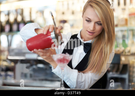 Dänemark, Aarhus, junge weibliche Barkeeper cocktail gießen Stockfoto