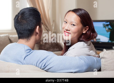 Paar vor dem Fernseher zusammen Stockfoto