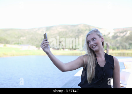 Frau unter Bild von sich selbst Stockfoto