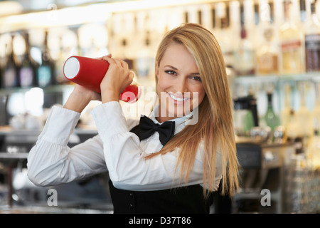 Dänemark, Aarhus, junge weibliche Barkeeper mit cocktail-shaker Stockfoto