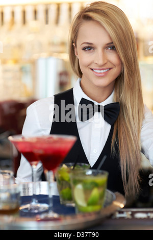 Dänemark, Aarhus, Porträt von weiblichen Barkeeper hält Tablett mit cocktails Stockfoto
