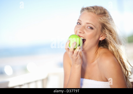 Frau zu essen Apfel im freien Stockfoto