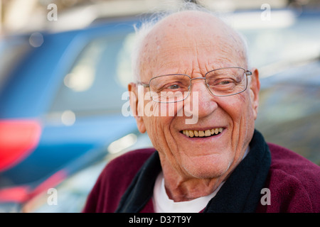 Nahaufnahme eines älteren Mannes lächelndes Gesicht Stockfoto