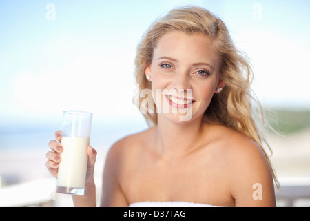 Frau mit Milch Schnurrbart im freien Stockfoto