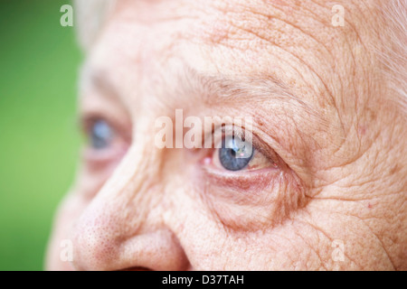 Nahaufnahme von ältere Frau blaues Auge Stockfoto