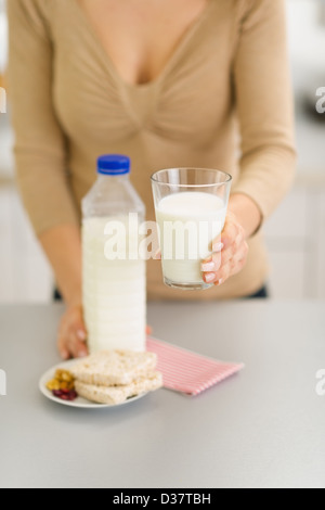 Closeup auf junge Frau in der Hand aus Glas Milch Stockfoto