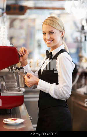 Dänemark, Aarhus, weibliche Barista dampfenden Milch Stockfoto