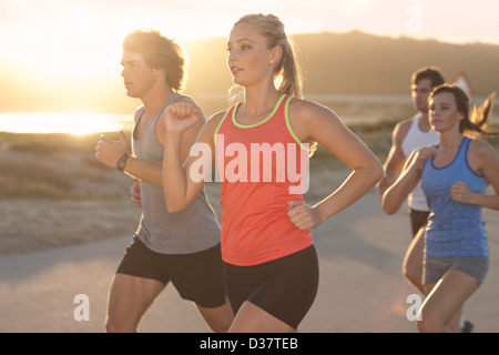 Freunde am Strand laufen Stockfoto