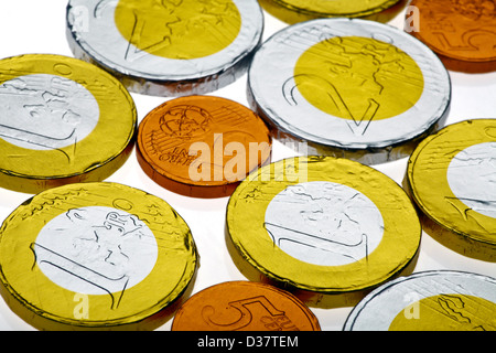 Schokolade Süßigkeiten imitiert verschiedene Euro-Münzen, auf weiß. Stockfoto