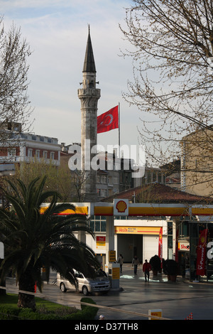 Eine Shell-Tankstelle vor einer Moschee im Stadtteil Bayrampasa Istanbul, Türkei Stockfoto