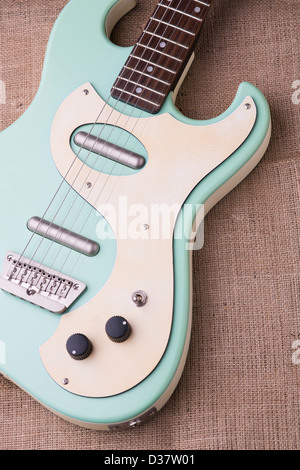 Danelectro baby blue e-Gitarre auf eine hessische Säckchen mit weiche natürliche Beleuchtung. Stockfoto